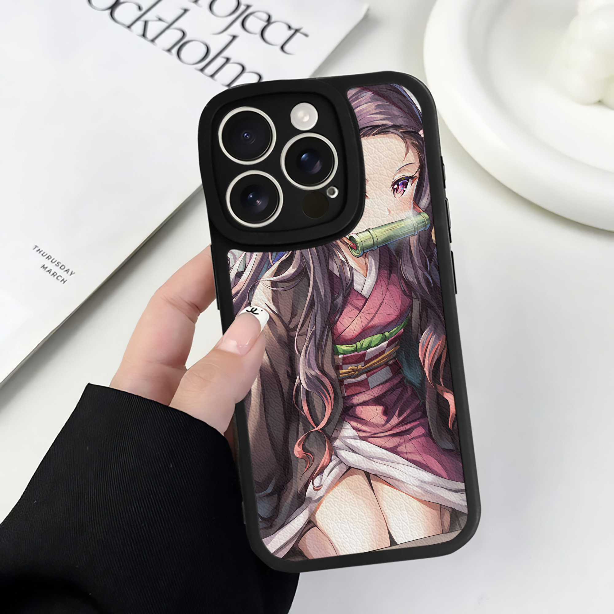 （画像用） 鬼滅の刃（きめつのやいば）竈門 禰󠄀豆子／かまど ねずこ Kamado Nezuko 【iPhone 16シリーズ対応】シリコンスマホケース（レザー調） 材質：シリコン